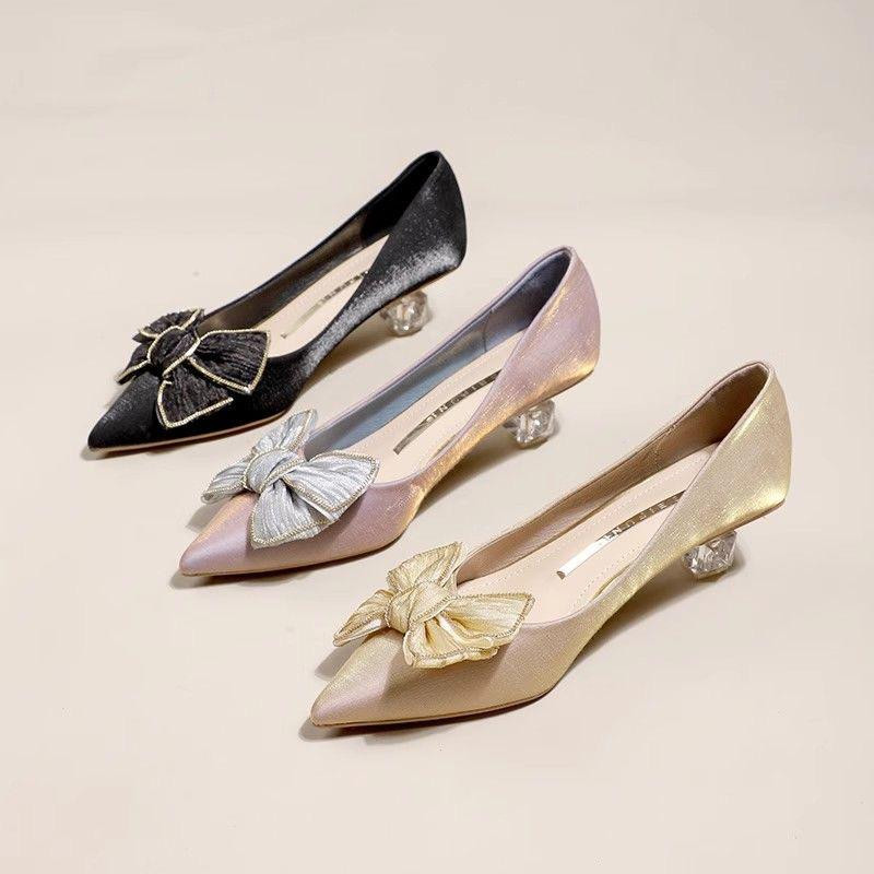 حذاء نسائي – صيف 2025 – كعب متوسط – أنيق مع فيونكة – تصميم فاخر مع كعب كريستال – مناسب للأربع فصول