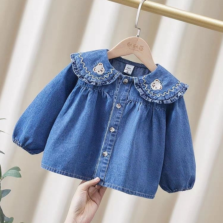 قميص/جاكيت دنيم طويل الأكمام بياقة عالية وتطريز طفولي