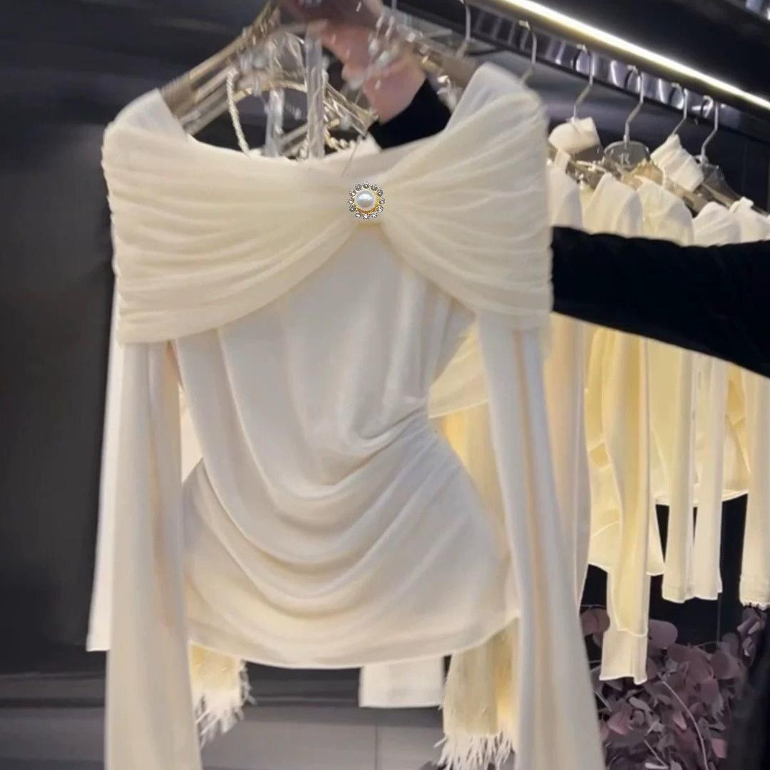 بلوزة نسائية خريفية، ياقة عريضة (أوف شولدر)، تصميم أنثوي ناعم، تداخل شيفون شبكي أنيق، قماش محبوك مطاطي، قصة ضيقة لإبراز القوام، مناسبة كطبقة أساسية أو لوك ستايل عصري