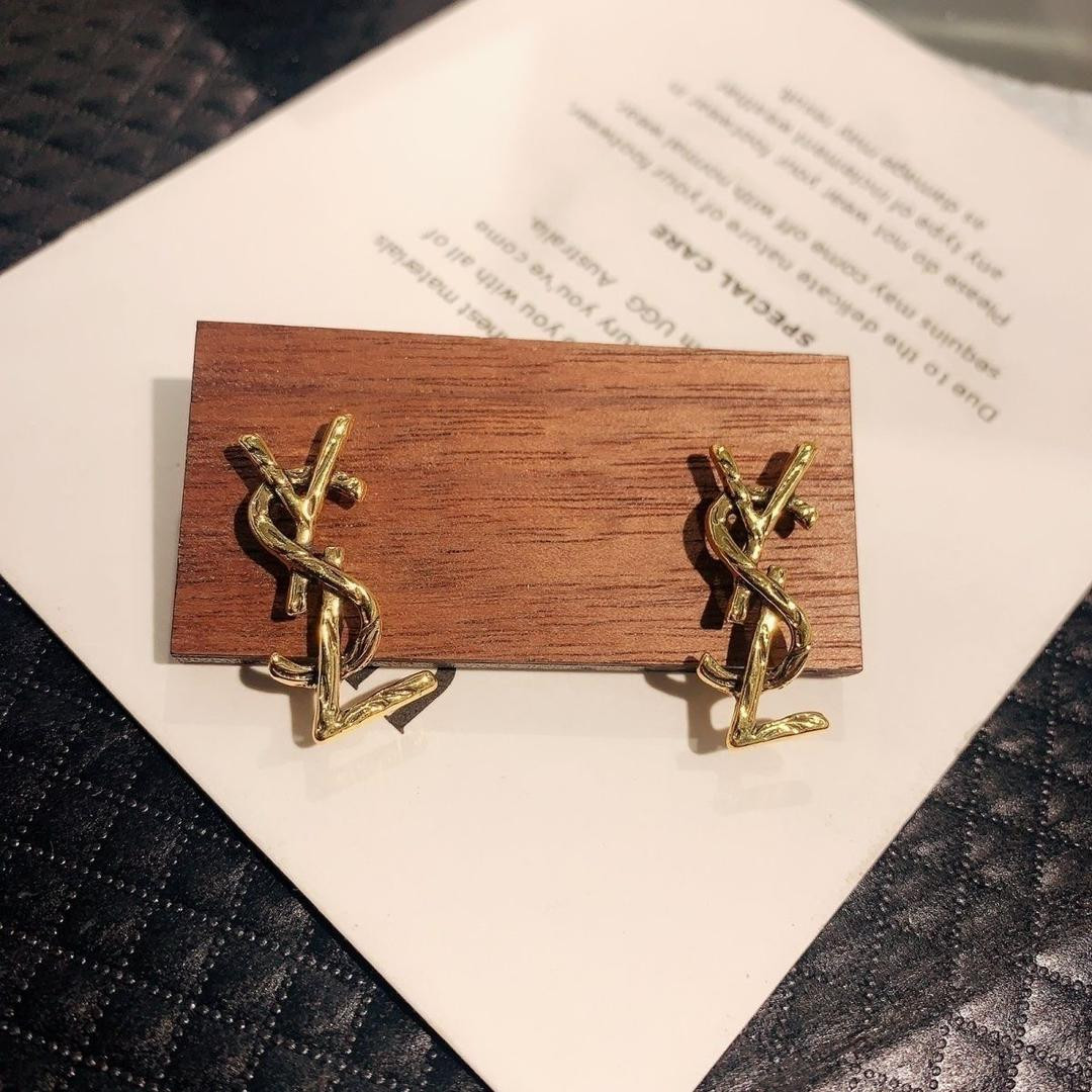 أقراط نسائية بتصميم فرنسي كلاسيكي (سان لوران)، مصنوعة من الفضة، بتصميم فاخر وأنيق مستوحى من أسلوب “