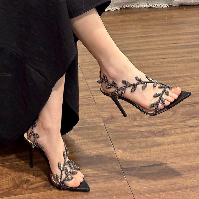 صندل نسائي صيفي جديد بتصميم أنيق مستوحى من الطابع العصري، كعب رفيع عالي، مقدمة مدببة مفتوحة الأصابع، بحزام أمامي ذهبي.