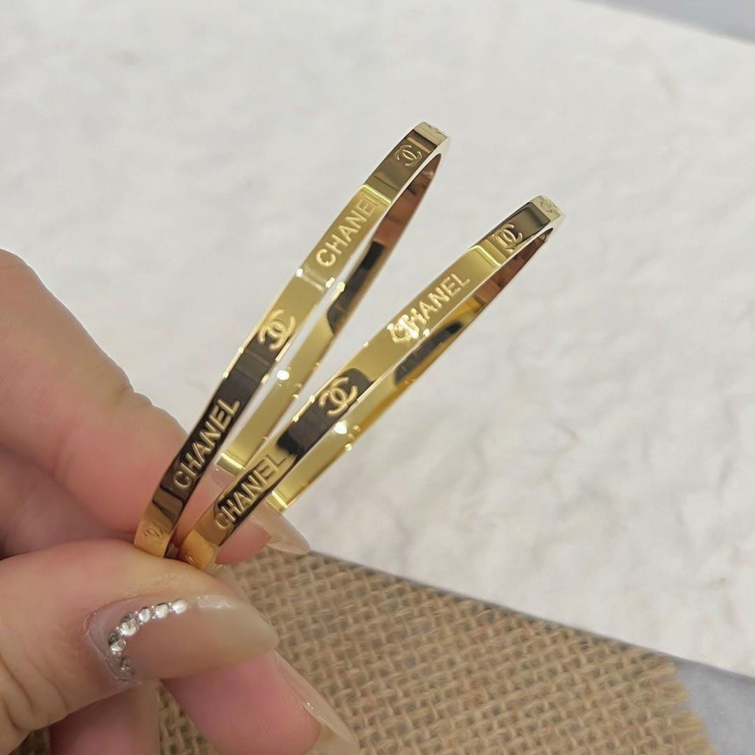 سوار يد من التيتانيوم ماركة  (CHANEL تصميم فاخر).