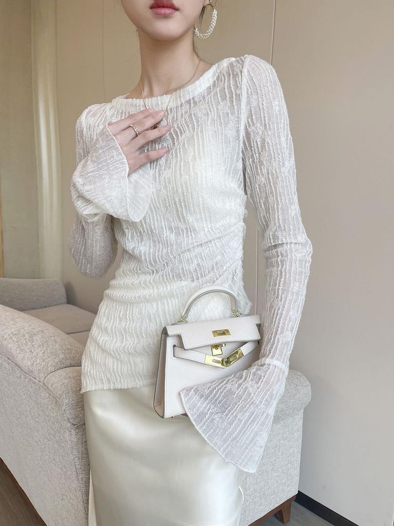 بلوزة نسائية صيفية بتصميم دانتيل رقيق بأكمام جرسية وقصة غير متماثلة