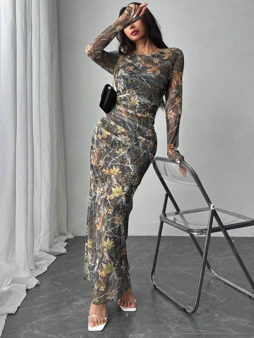 فستان نسائي طويل جدًا بطبعة (تمويه/أوراق شجر) بتصميم عصري مع كشكش وصبغة مربوطة، أكمام طويلة