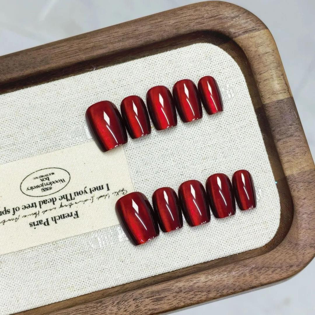 طقم أظافر أنيق بلون الكرز اللامع بتأثير