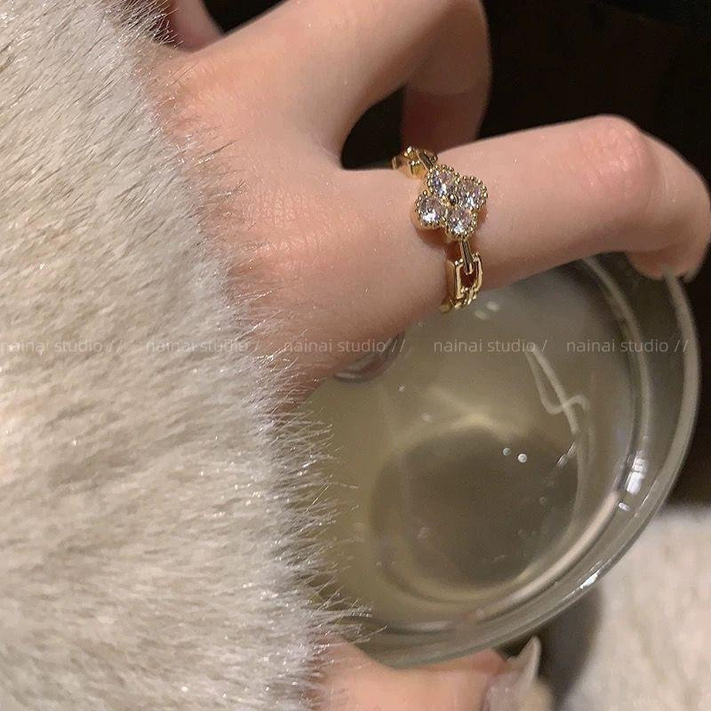 خاتم نسائي “ورقة البرسيم بأربع أوراق” (رمز الحظ)، مرصع بالكامل بأحجار الزركون اللامعة، تصميم مفتوح وقابل للتعديل ليتناسب مع مختلف مقاسات الأصابع