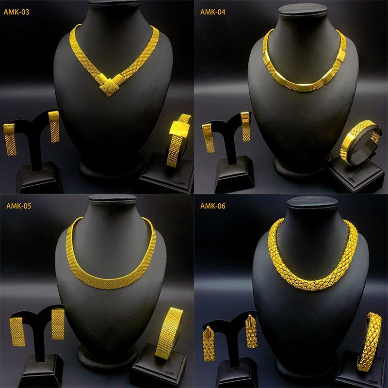 ? طقم مجوهرات فاخر بثلاث قطع بتصميم خليجي راقٍ مستوحى من مجوهرات دبي ✨ يحتوي على سلسلة رقبة ? + سوار يد ? + حلق ? مطلية بلون الذهب اللامع (شبه ذهب عيار 24) تصميم أنيق يناسب العرائس والمناسبات