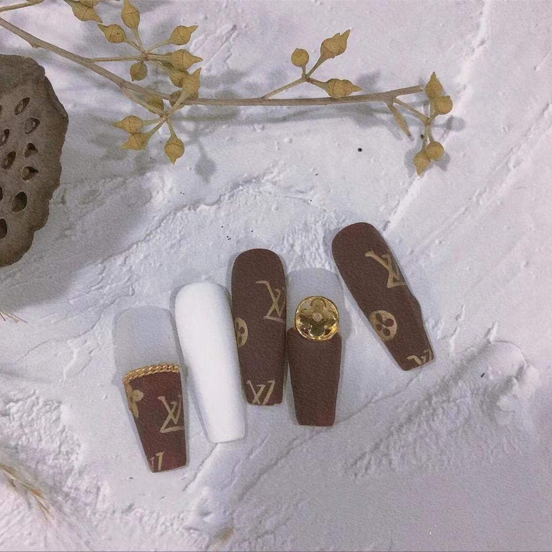 أظافر صناعية فاخرة بتصميم أوروبي عصري مستوحى من إطلالة “النخبة/المشاهير”، مصنوعة يدويًا، قابلة للتركيب والإزالة بسهولة، ويمكن استخدامها عدة مرات.