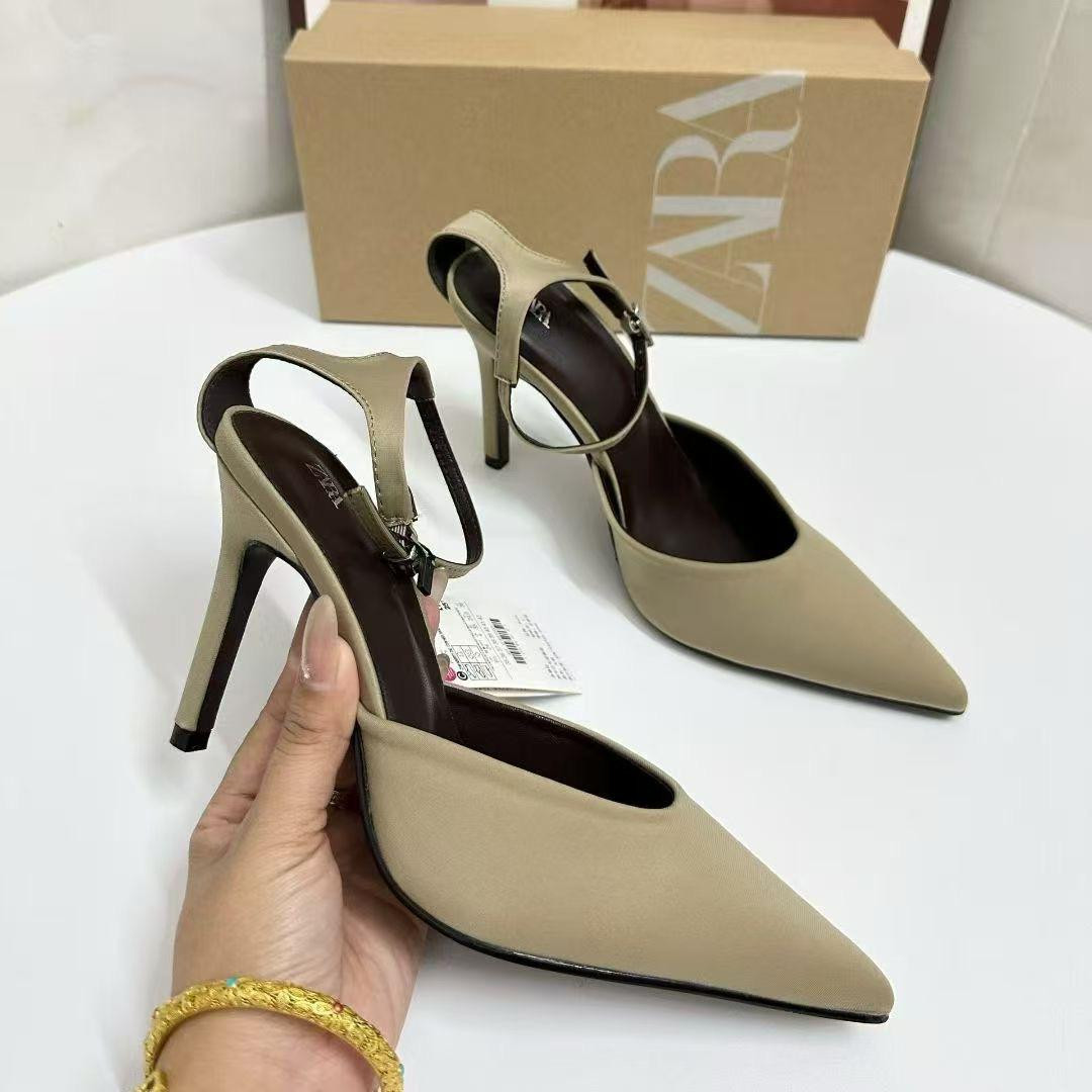 حذاء نسائي من نوع ZARA‎ لموسم خريف 2025 بتصميم أنيق من الساتان، يلف الكاحل بأشرطة أنثوية، بكعب عالي لمنظر راقٍ ومناسب