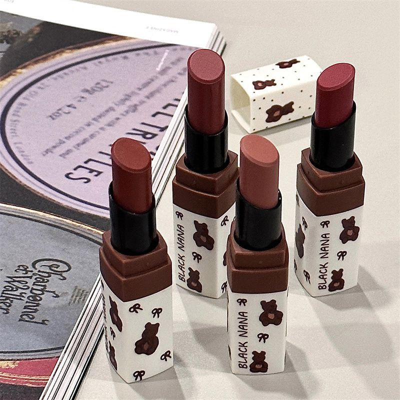 أحمر شفاه مطفي بلون القهوة بالحليب بتصميم دبدوب لطيف ولمسة حريرية ناعمة ?