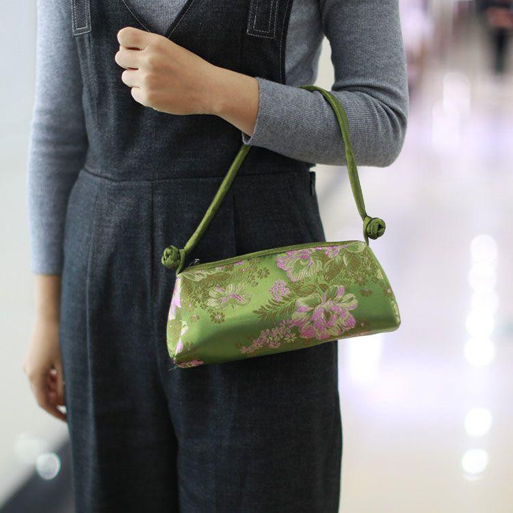 حقيبة يد صينية الطراز من الحرير بتصميم عتيق أنيق، تناسب الفساتين والشيونغسام وتتميز بزر كلاسيكي وتطريز حريري فاخر