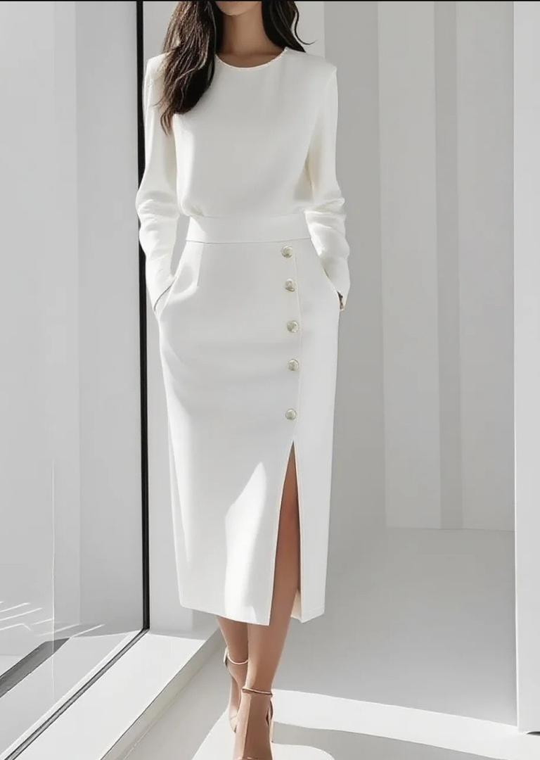 فستان نسائي بأكمام طويلة بلون موحّد، بياقة دائرية وزرّ ديكور، وقصّة ضيّقة مع فتحة جانبية