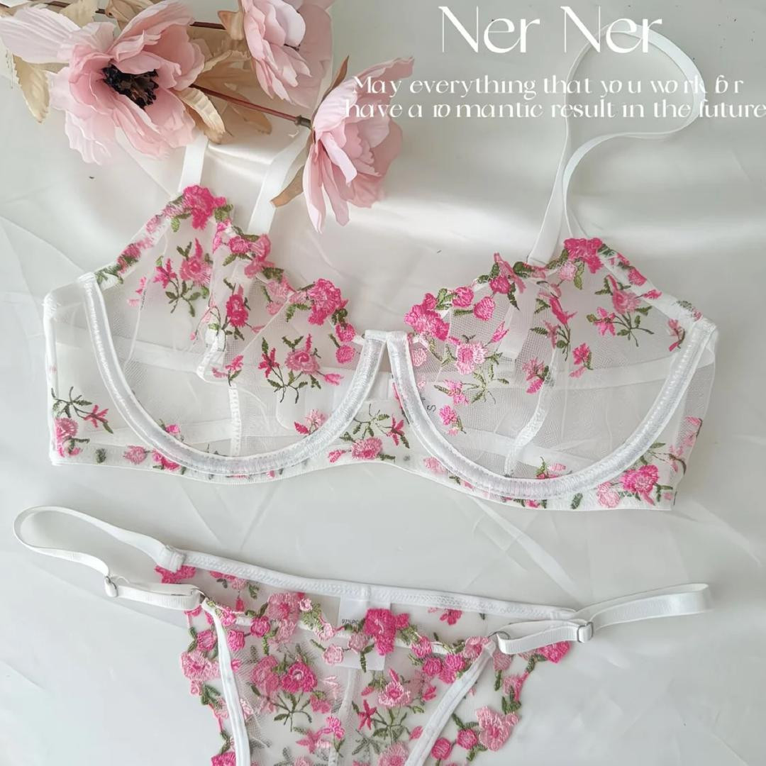 طقم لانجري نسائي بتطريز وردي ناعم