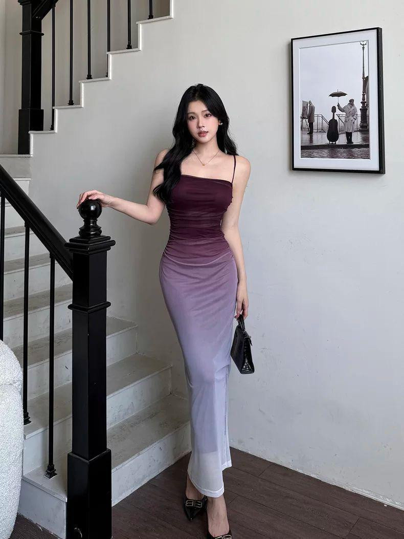 فستان نسائي طويل بلون بنفسجي متدرج من الشيفون الشفاف، تصميم بحمالات، أنيق وراقي، ضيق لإبراز القوام، ستايل جذاب مناسب كفستان سهرة أو حفلات.