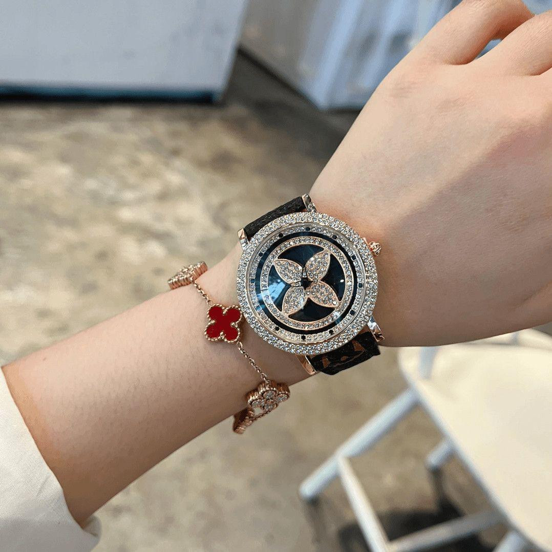 ساعة أنيقة بلمسة فخمة تصميم عصري بقرص دوّار