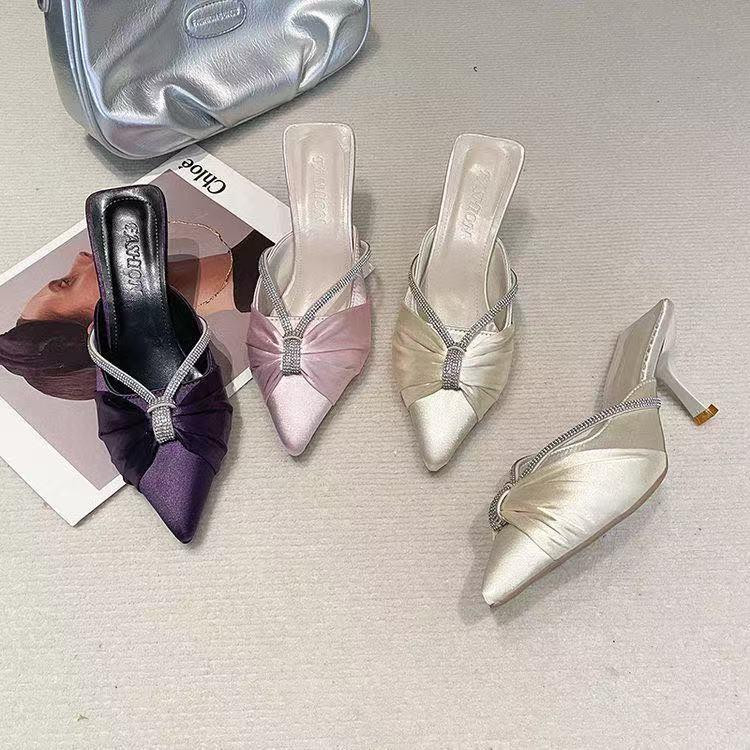 صندل نسائي صيفي بكعب عالٍ موضة 2025 بتصميم أنيق مفتوح من الخلف ومغلق من الأمام، مصنوع من قماش الساتان بلمعة فاخرة ومزيّن بحجر زركون لامع