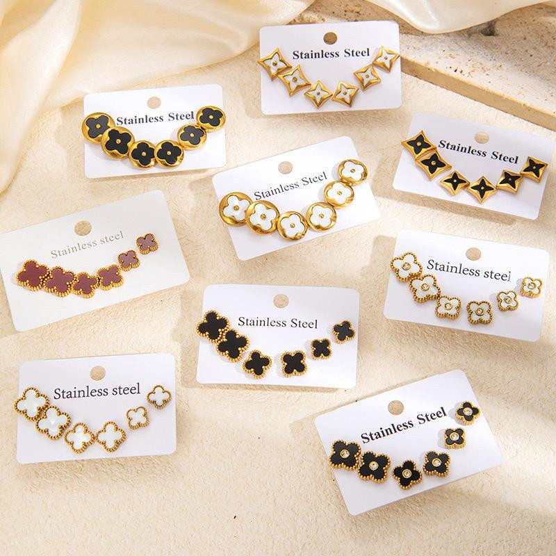 أقراط نسائية بتصميم إيطالي على شكل زهرة بيضاء بأربع أوراق من الفولاذ المقاوم للصدأ – كرت يحتوي على ٣ أزواج