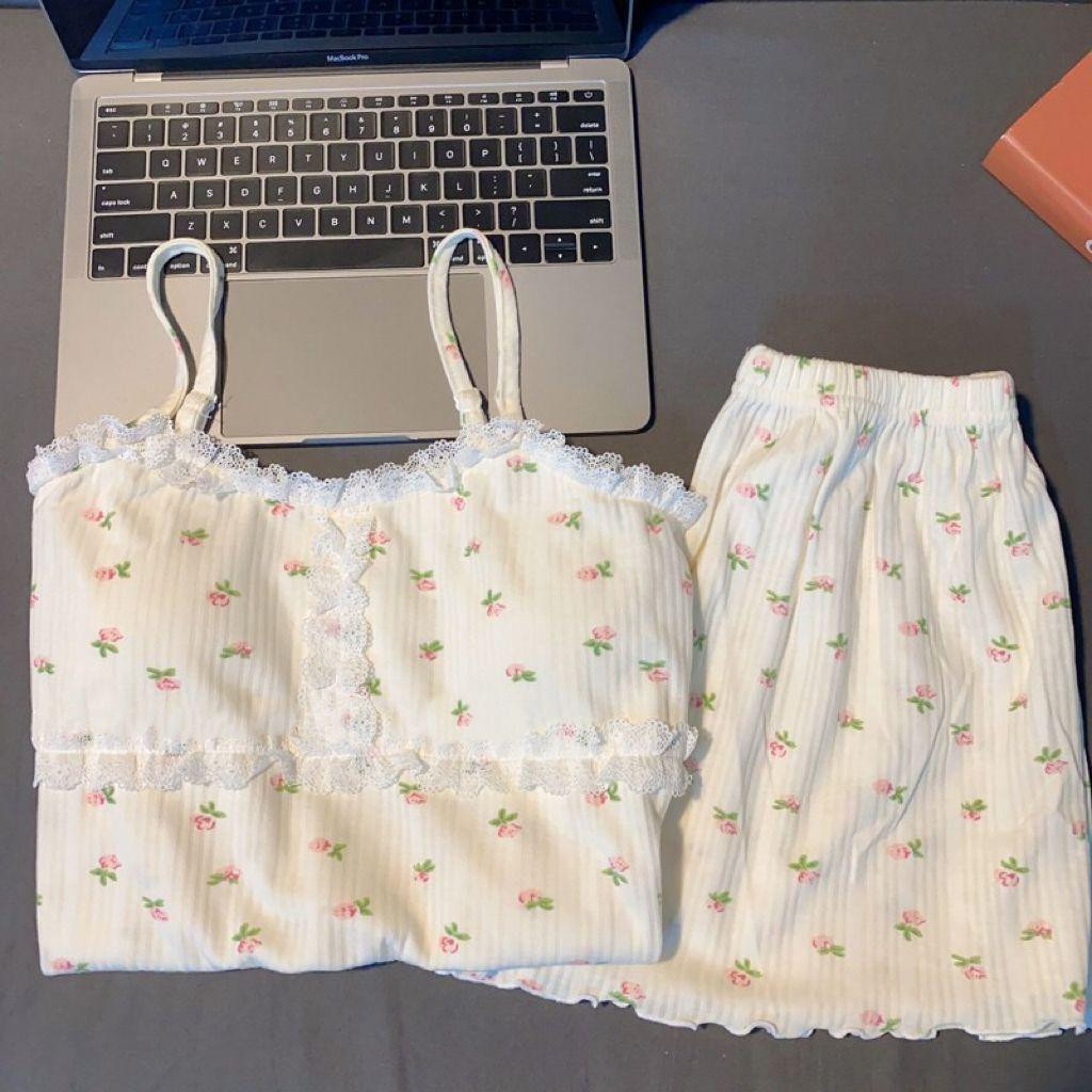 طقم نوم نسائي صيفي خفيف بنقشة الزهور الأنيقة بحمالات كتف وجيبة قصيرة خامة قطنية ناعمة ومريحة على البشر