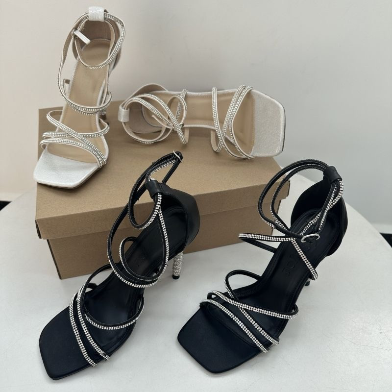 صندل نسائي فاخر بتصميم راقٍ ومفتوح من الأمام، بكعب عالٍ مرصّع بفصوص لامعة،