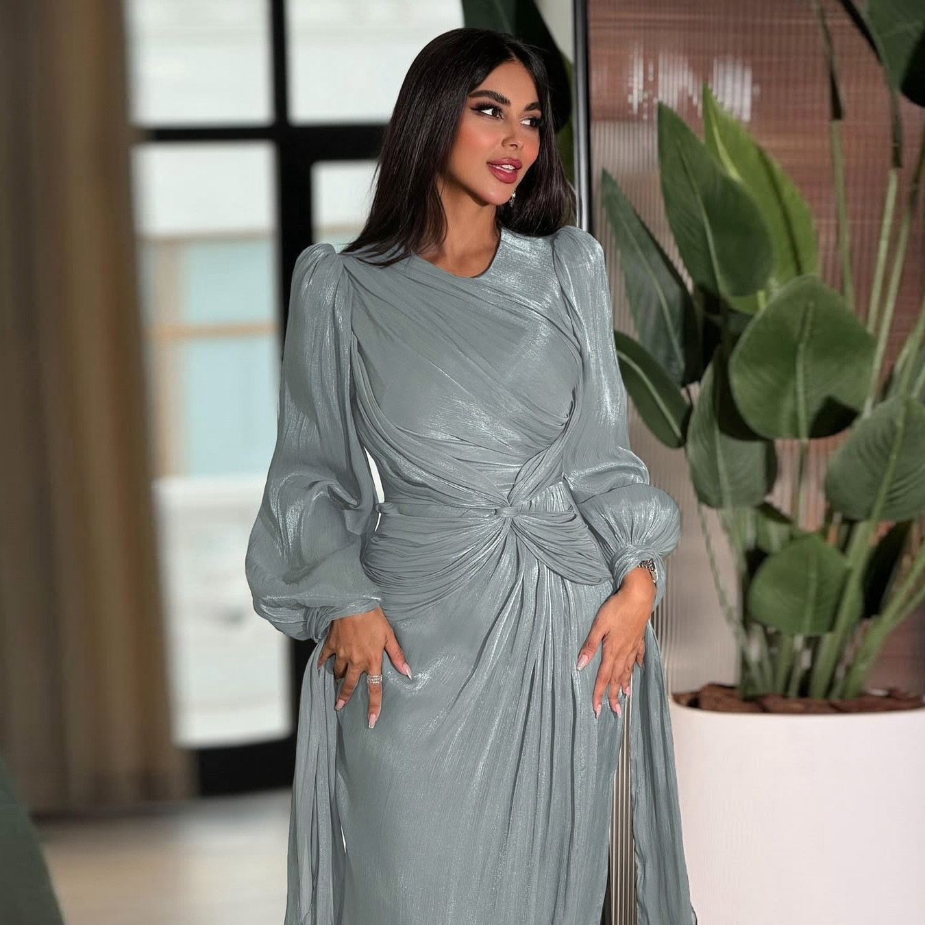 “فستان رمادي ملكي"