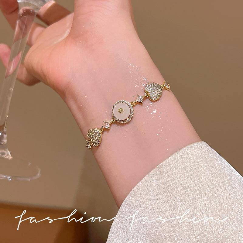 إسوارة أنثوية أنيقة بلؤلؤة وصدفة