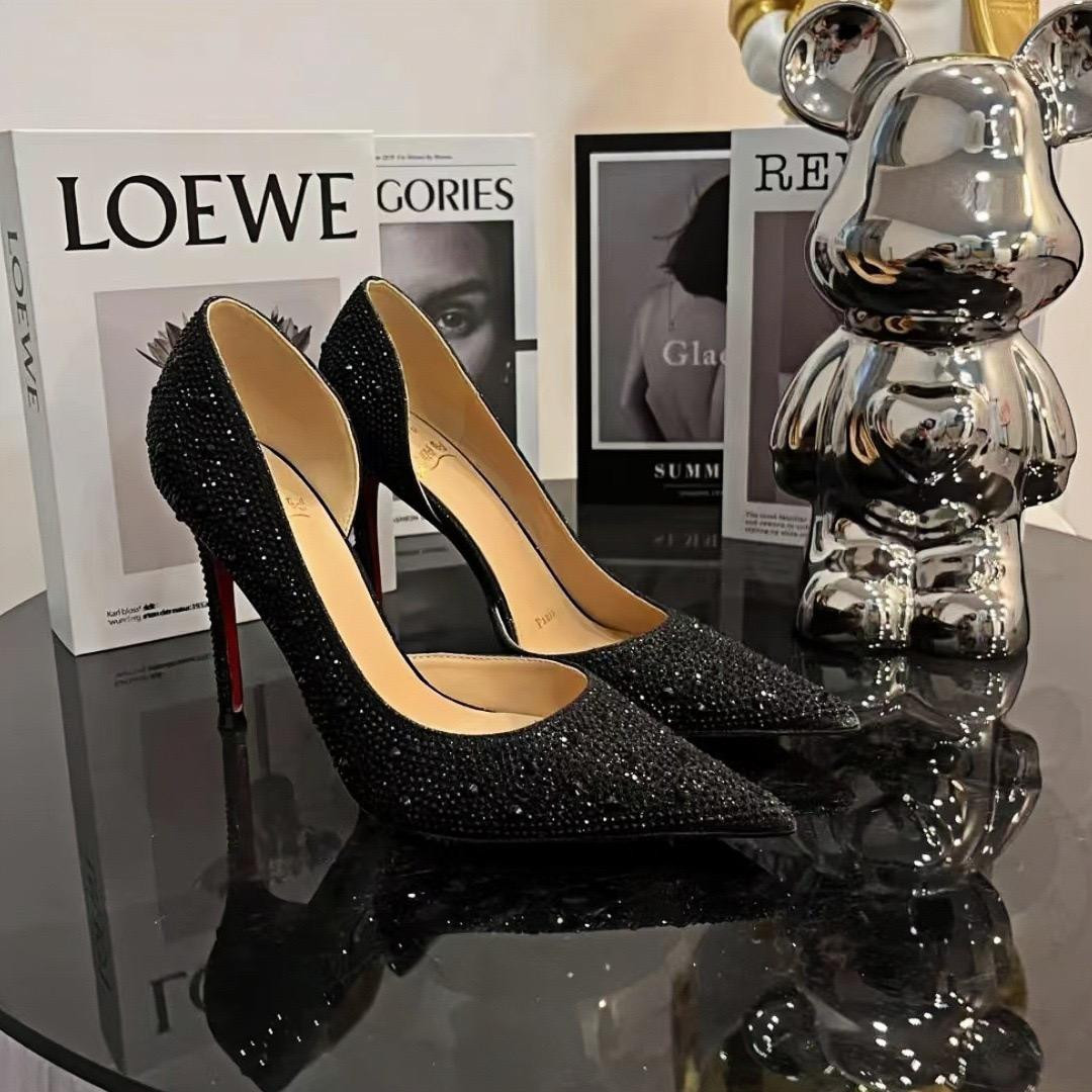 حذاء نسائي بكعب رفيع