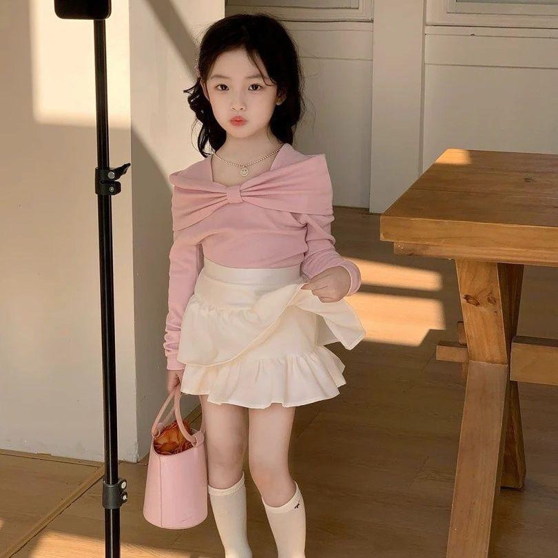 طقم بناتي، يتكون من بلوزة مزينة بفيونكة وتنورة قصيرة بليسيه