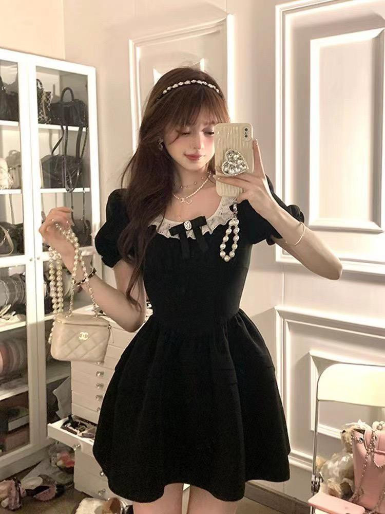 فستان أسود فرنسي بتصميم فيونكة وزرّ