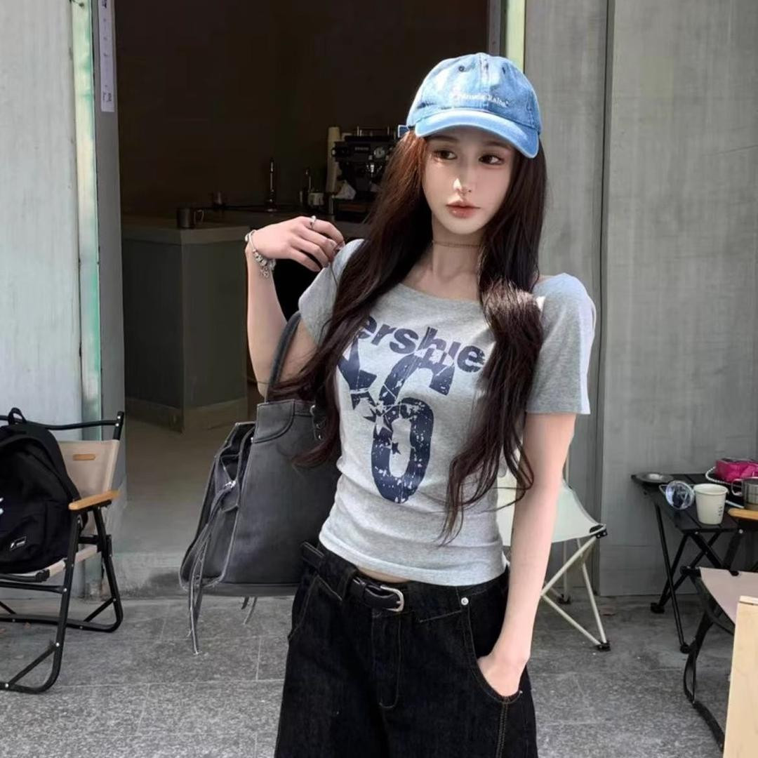 تيشيرت نسائي بقصّة كتف مائل