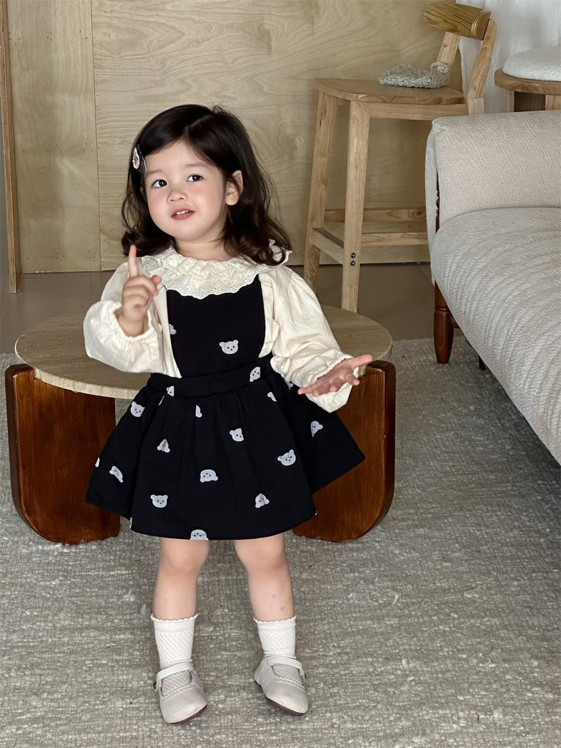 طقم بناتي خريفي (بلوزة بأكمام منفوخة + فستان بحمالات جينز مرسوم عليه أشكال