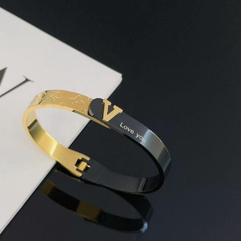 سوار لويس فويتون V من التيتانيوم – نقش “Love You” بتصميم فاخر