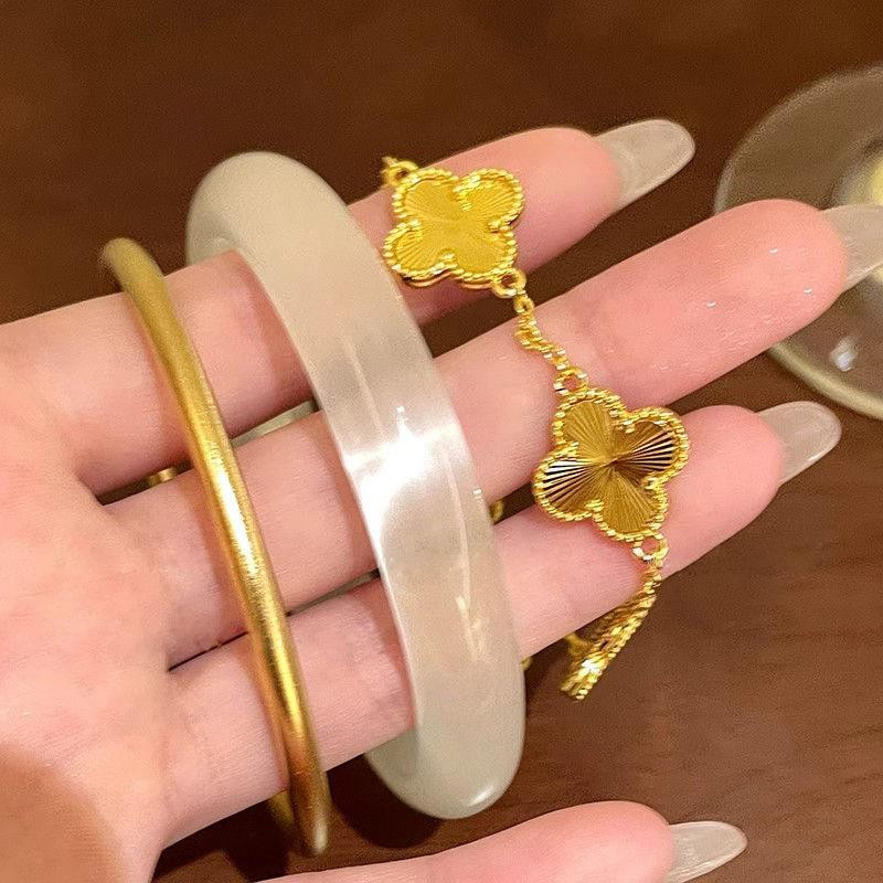 أساور ٣ قطع ذهبية بتصاميم متعددة (إصدار 2025)