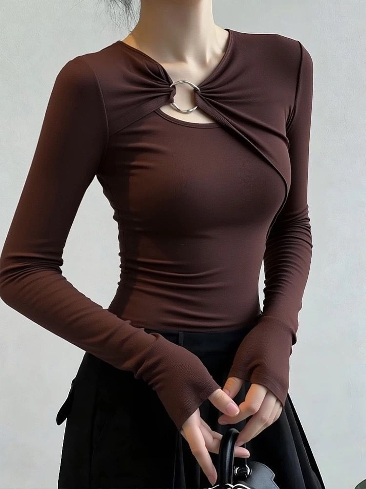 بلوزة نسائية طويلة الأكمام بلون القهوة الداكن بتصميم عصري بفتحة صدر دائرية أنيقة ومشبك معدني ✨? الخامة: خامة مرنة ناعمة من مزيج القطن والبوليستر،