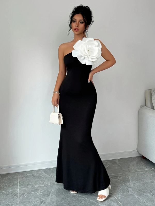 فستان نسائي طويل أنيق، بلون موحّد، بياقة غير متماثلة بدون أكمام، مزين بزهرة تزيينية