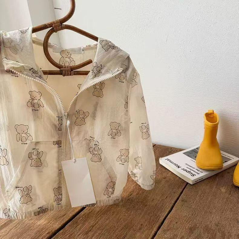 جاكيت أطفال خفيف جداً – صيفي – واقٍ من الشمس – أولاد – بأكمام طويلة – برسمة دب صغير مطبوع بالكامل – مع قبعة