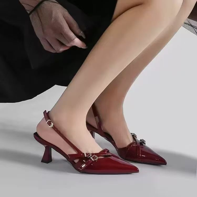 حذاء نسائي بكعب متوسط – تصميم أنيق ولون أحمر فاخر