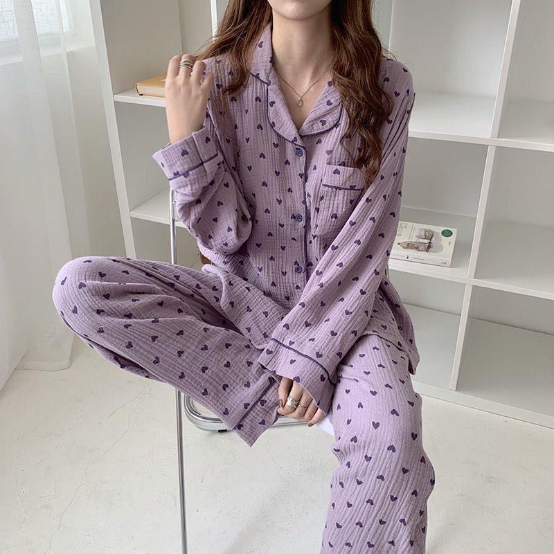 بيجامة نسائية من القطن الخفيف (قماش شبيه بشاش الأطفال) – تصميم كوري بسيط بطبعات عصرية (قطعتان: قميص بأكمام طويلة + بنطال طويل).