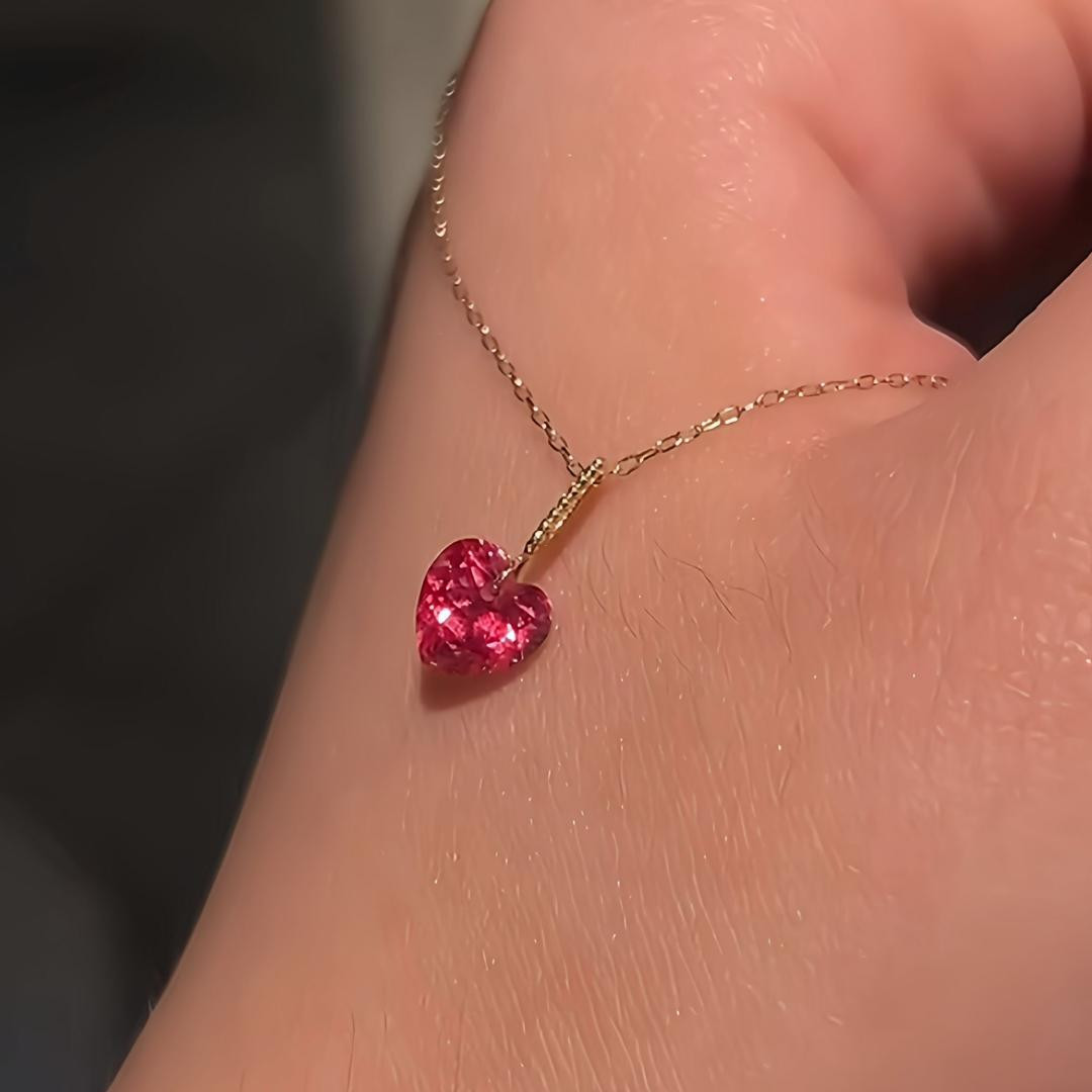 عقد نسائي راقٍ باللون الوردي مزين بدلاية قلب صغيرة أنيقة تصميم فاخر بسيط بأسلوب عصري يناسب الإطلالات اليومية والهدايا الرومانسية