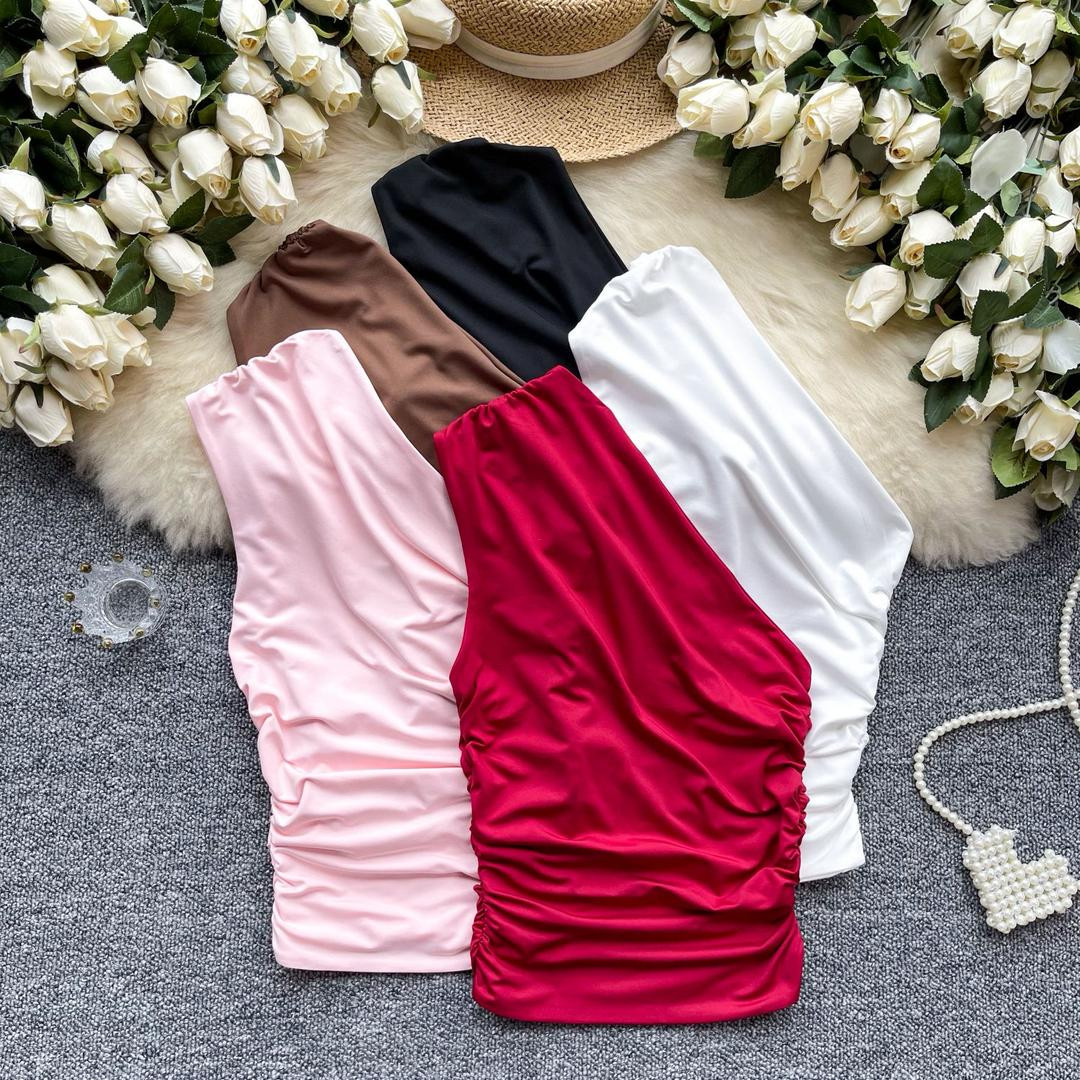 بلوزة الكتف الواحد—لمسة بسيطة تغيّر إطلالتك بالكامل