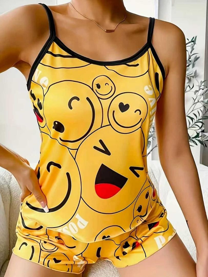 طقم بنطال قصير وحمالات مطبوع بنمط وجه مبتسم