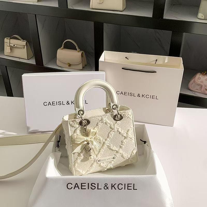 شنطة يد وكتف بنفس الوقت