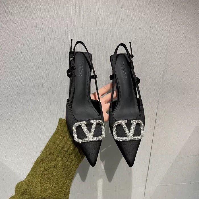 حذاء نسائي كعب 2025 – تصميم فرنسي، مزين بفصوص كريستال، مفتوح من الخلف، بحزام رفيع