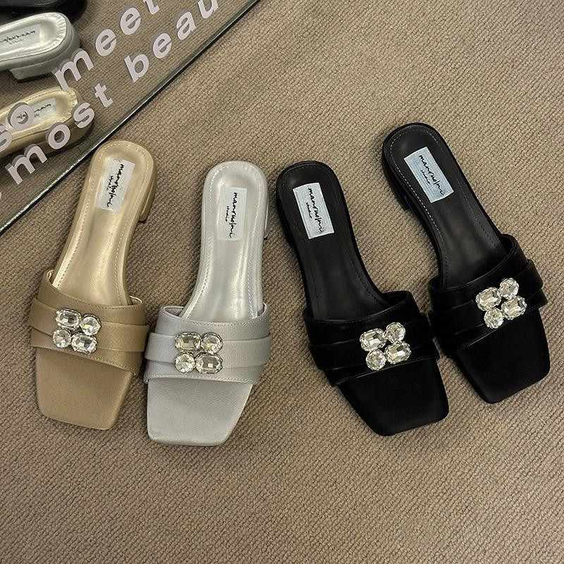 شبشب نسائي صيفي 2025 – كعب منخفض مزين بفصوص (ستايل فرنسي أنيق – رأس مربع – مناسب مع الفساتين)