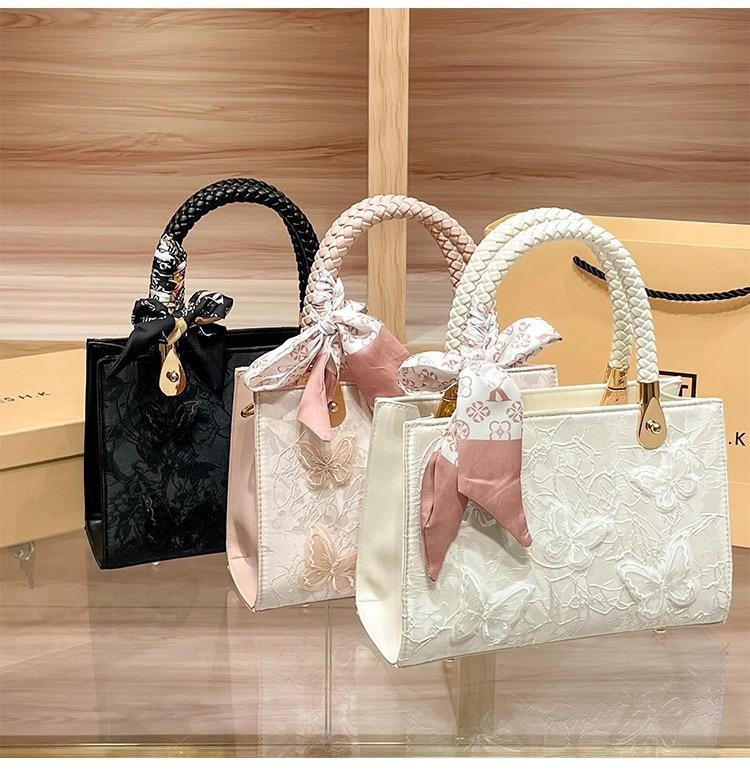 شنطة جلد فاخرة بنقشة تراثية تعطي لوك راقي وكلاسيك