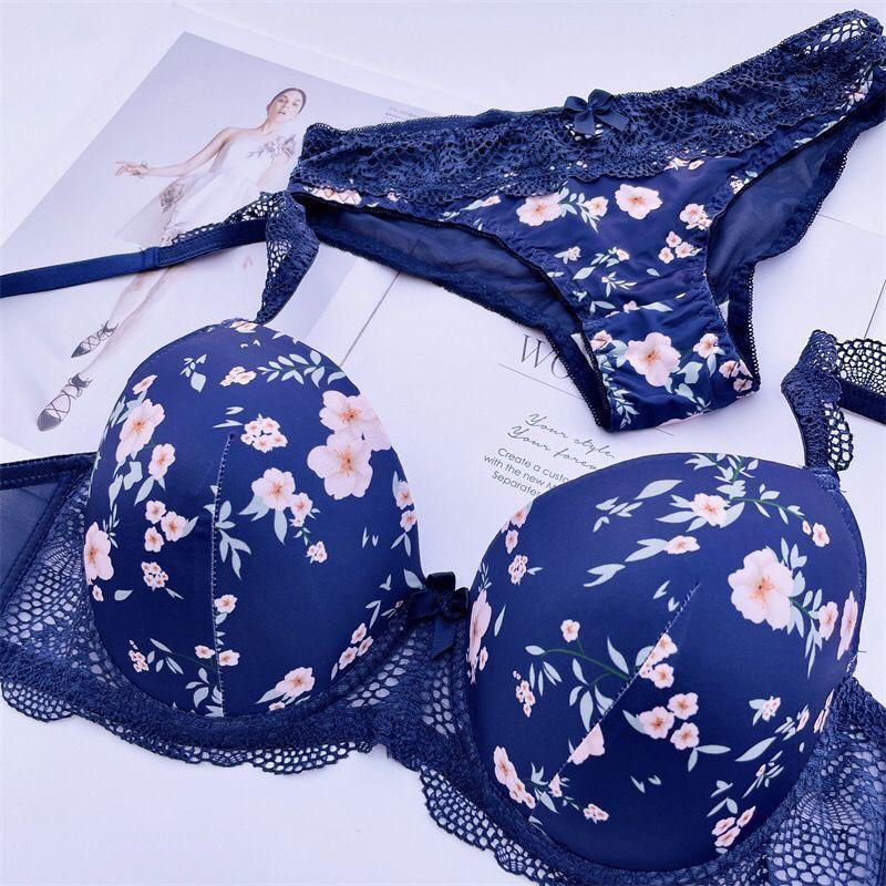 حمالة صدر نسائية بنقشة زهور ناعمة مع حواف دانتيل، تصميم أنيق ومريح، متوفرة بعدة ألوان