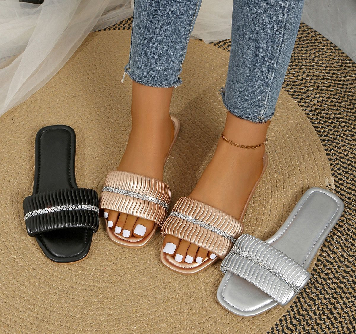 شبشب نسائي فاخر بتصميم مسطّح مزين بفصوص لامعة أنيقة، يجمع بين الأناقة والراحة، مثالي للارتداء اليومي