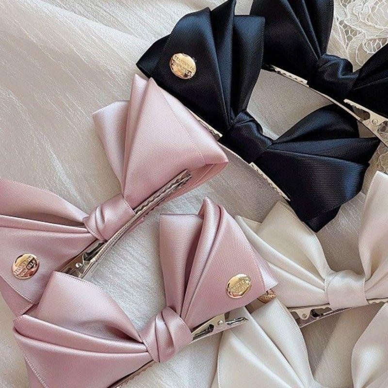 مشبك ( 4 قطع )  شعر كبير بلون وردي بتصميم فيونكة أنيق يُثبت على جانب الشعر لإطلالة ناعمة