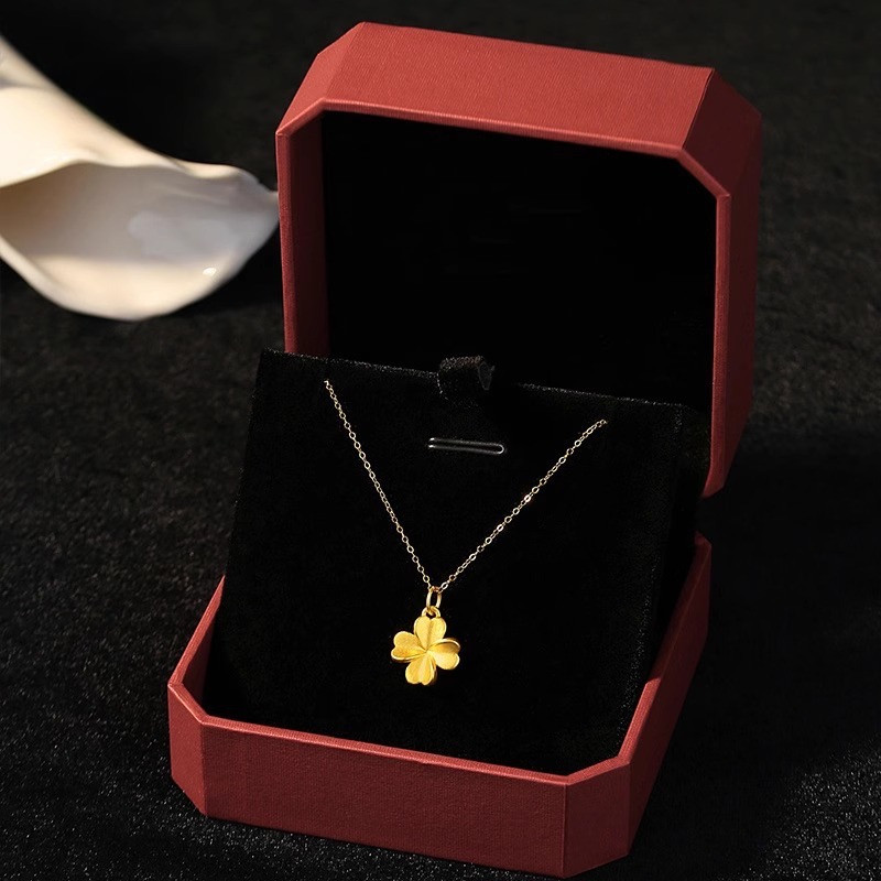 عقد نسائي من الفولاذ التيتانيومي بلون ذهبي مطلي بتصميم ورقة البرسيم الرباعية