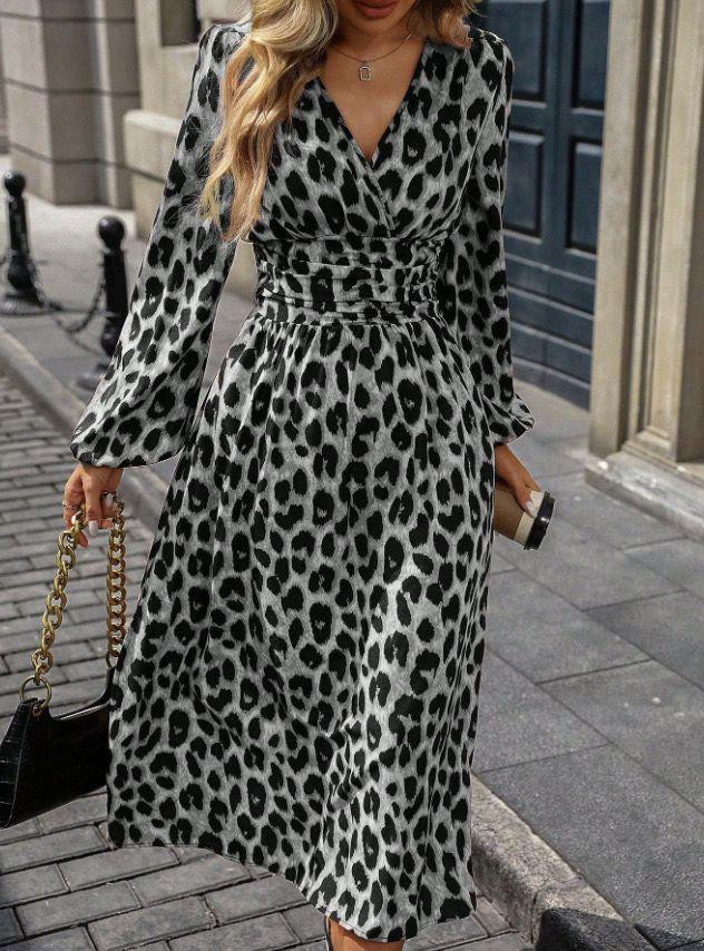 فستان نسائي طويل بنقشة جلد النمر، بأكمام طويلة وتصميم أنيق بفتحة رقبة على شكل V وخصر مرتفع، مستوحى من الموضة الأوروبية والأمريكي