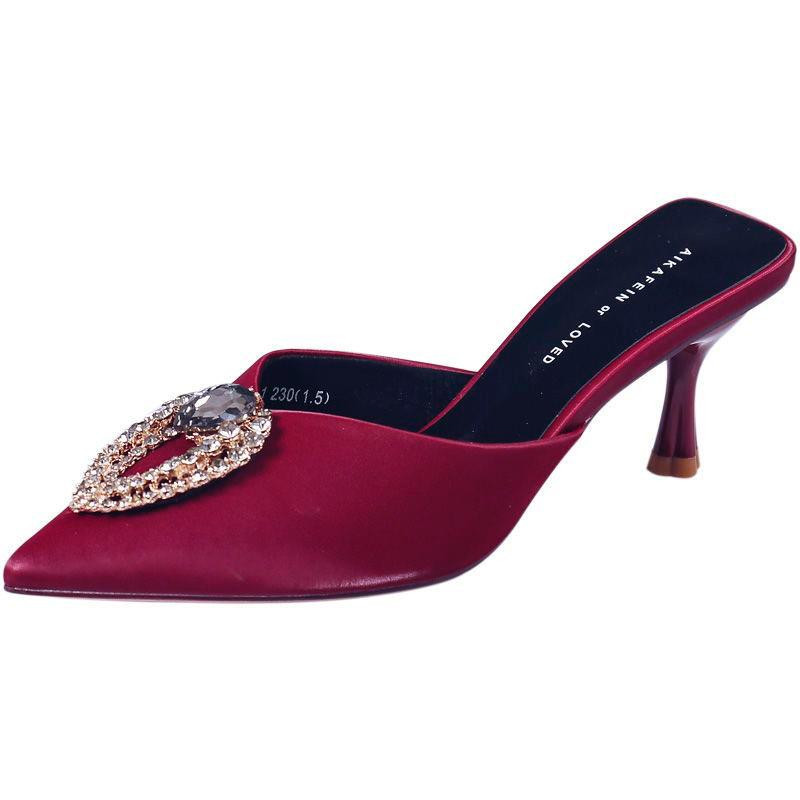 كعب راقي بلمعة حجر وتصميم ناعم